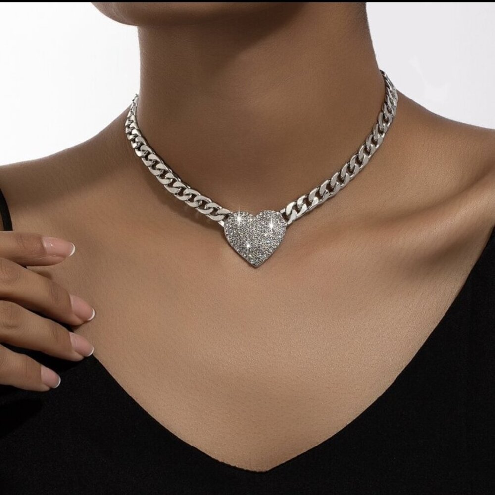 Elegant Rhinestone Inlaid Heart Design Chunky Necklace women silver